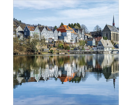 Vue d''une ville au bord d''un lac avec des reflets dans l''eau.