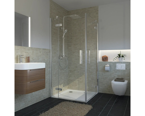 Douche accès d'angle avec porte pivotante en 4 éléments Breuer Avanta 80x120 cm en verre transparent profilé couleur chrome Salle de bain avec cabine de douche, lavabo et toilettes.