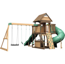 Spielplatz mit Schaukeln, Rutsche, Kletterwand und Spielhaus