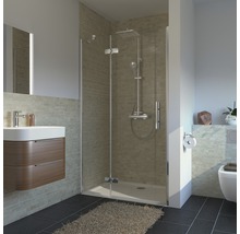 Salle de bain avec cabine de douche, lavabo et toilettes