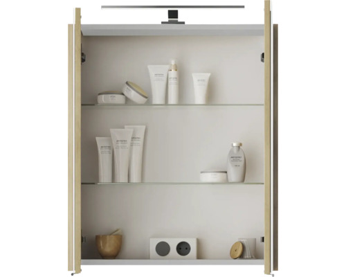 Armoire de toilette ouverte avec étagères en verre et produits cosmétiques