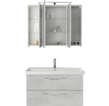 Badezimmer mit Spiegelschrank und Waschbeckenunterschrank
