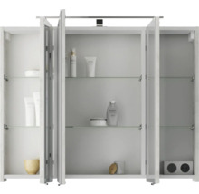 Geöffneter Spiegelschrank mit Glasböden und Badartikeln