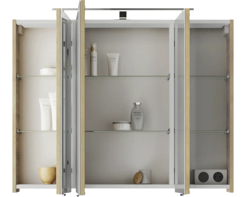 Geöffneter Spiegelschrank mit Glasböden und Badartikeln