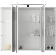 Offener Spiegelschrank mit Kosmetikprodukten und Steckdosen