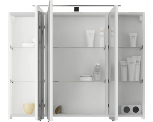 Offener Spiegelschrank mit Kosmetikprodukten und Steckdosen