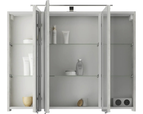 Offener Spiegelschrank mit Glasablagen und Kosmetikprodukten