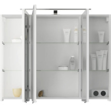 Offener Spiegelschrank mit Glasböden und Kosmetikprodukten