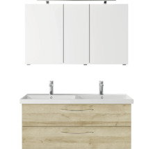 Waschtisch mit zwei Waschbecken, Unterschrank mit zwei Schubladen und Spiegelschrank mit drei Türen für das Badezimmer.