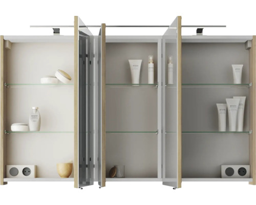 Armoire de toilette ouverte avec étagères en verre et articles de toilette