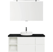 Badezimmer mit Waschtischunterschrank, Aufsatzwaschbecken, Armatur und Spiegel mit Lampe