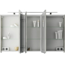 Offener dreitüriger Spiegelschrank mit Glasablagen und Kosmetikprodukten