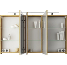 Offener Spiegelschrank mit Glasablagen und Badutensilien