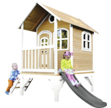 Maison de jeu pour enfants avec toboggan et échelle dans le jardin