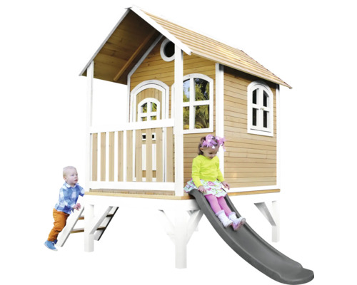 Maison de jeu pour enfants avec toboggan et échelle dans le jardin