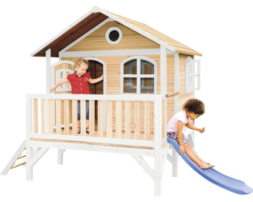 Cabane de jeu en bois avec toboggan et deux enfants