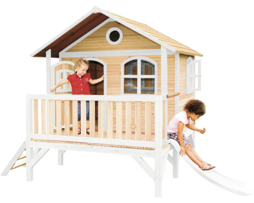 Spielhaus aus Holz mit Rutsche und zwei Kindern