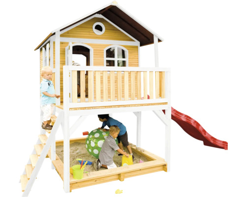 Spielhaus mit Sandkasten und Rutsche für Kinder im Garten.