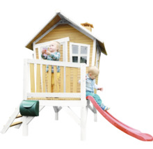 Cabane de jeux en bois avec toboggan et deux enfants