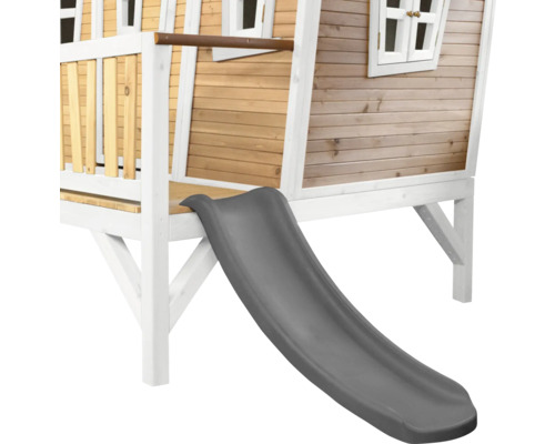 Detailansicht eines Spielhauses mit grauer Rutsche.