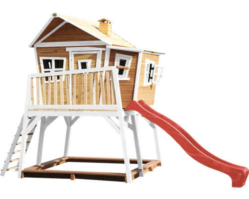 Maison de jeux en bois avec toboggan et bac à sable