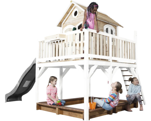 Cabane de jeux avec toboggan et bac à sable pour enfants dans le jardin