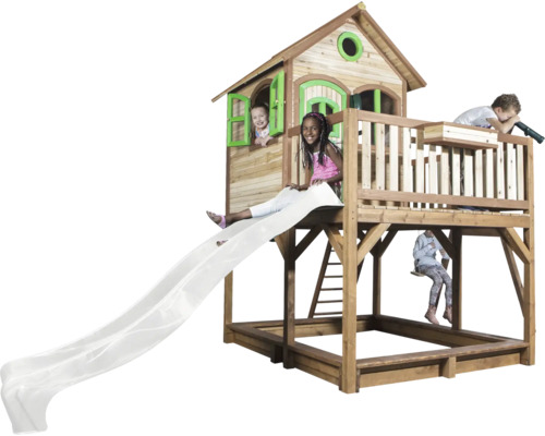 Spielhaus aus Holz mit Rutsche, Leiter, Sandkasten und Kindern