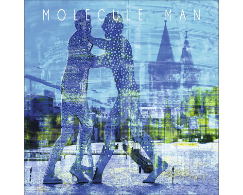 Grafik der Molecule Man Skulptur auf dem Wasser mit Gebäuden im Hintergrund