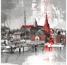 Image décorative avec vue sur le port de Flensburg avec des voiliers et des touches de rouge.