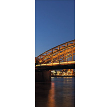 Pont illuminé de nuit au-dessus du fleuve