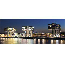 Vue panoramique nocturne de Cologne avec vue sur le Rhin et les bâtiments illuminés