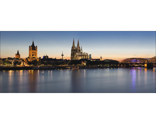 Panorama de la ligne d''horizon de Cologne avec le Rhin, Groß Sankt Martin, la cathédrale de Cologne et le pont Hohenzollern au crépuscule