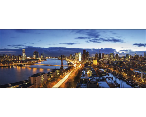 Nachtansicht der beleuchteten Stadt Rotterdam mit Brücken und Wasserstraßen