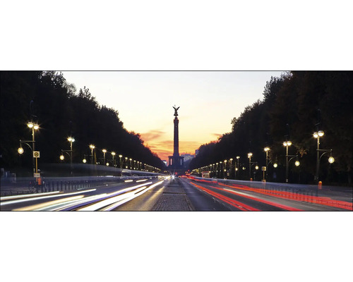 La Colonne de la Victoire à Berlin, flanquée de lampadaires et d''arbres le long d''une rue animée au crépuscule.