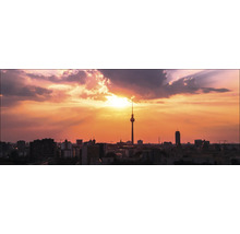 Paysage urbain de Berlin avec la tour de télévision dans la lumière du soir