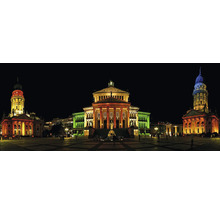 Panoramaansicht des Gendarmenmarktes in Berlin bei Nacht mit beleuchteten Gebäuden