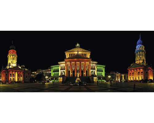 Nachtsicht des Gendarmenmarktes in Berlin mit beleuchtetem Konzerthaus und Deutschen sowie Französischen Dom.
