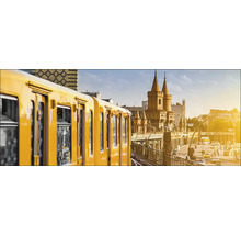 Un train jaune traverse l''Oberbaumbrücke à Berlin.