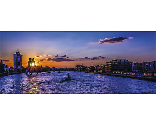 Panorama von Berlin mit Spree und Molecule Men Skulptur im Sonnenuntergang