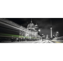 Schwarz-Weiß-Fotografie des Berliner Doms und des Fernsehturms bei Nacht mit Lichtstreifen