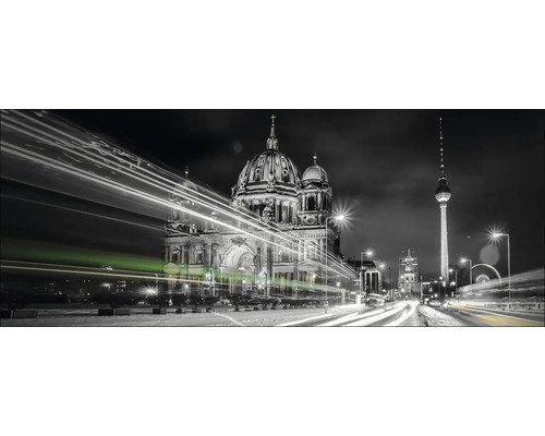 Schwarz-Weiß-Fotografie des Berliner Doms und des Fernsehturms bei Nacht mit Lichtstreifen
