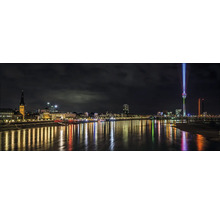 Vue nocturne de la ligne d''horizon de Düsseldorf avec la Rheinturm et les lumières se reflétant dans le Rhin
