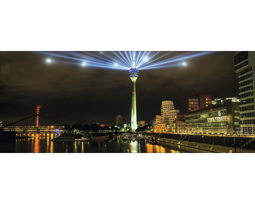 Vue nocturne de la tour du Rhin à Düsseldorf avec l''architecture environnante et le fleuve