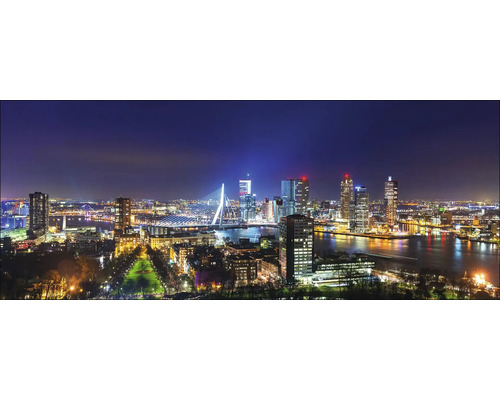 Panoramaaufnahme der Skyline von Rotterdam bei Nacht mit Brücke und beleuchteten Gebäuden