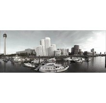 Vue panoramique du Medienhafen de Düsseldorf avec des bateaux et des bâtiments
