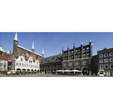 Panoramaaufnahme des historischen Marktplatzes von Lübeck mit Rathaus und umliegenden Gebäuden bei Tageslicht.