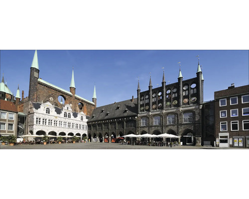 Panoramaaufnahme des historischen Marktplatzes von Lübeck mit Gebäuden und Restaurants