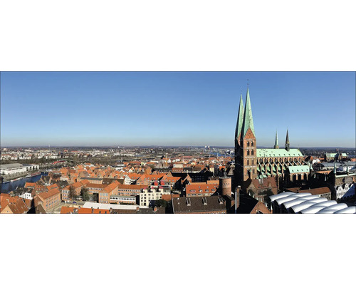 Panoramaaufnahme der Stadt Lübeck mit Blick auf die Altstadt und die Marienkirche