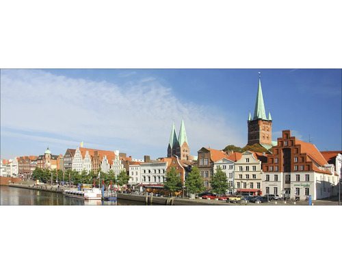 Panorama de la ville de Lübeck avec des bâtiments historiques, y compris des églises avec des tours marquantes, le long d''une rivière