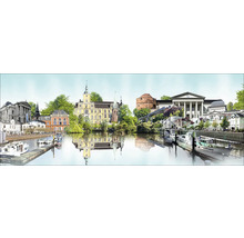 Panoramaaufnahme einer Stadtlandschaft mit Wasser und Gebäuden